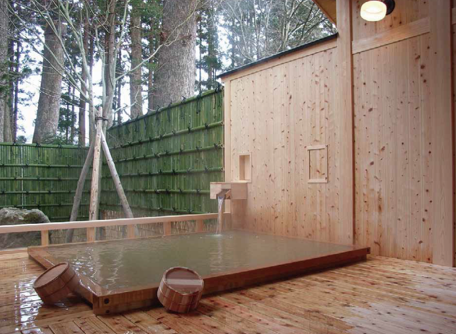 露天浴池 “通過樹葉的陽光過濾”浴池