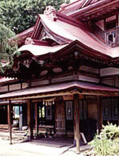 Gabled, hipped roof / main entrance